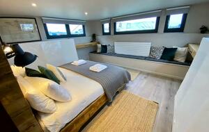 Elegant Houseboat Retreat with Panoramic Harbour Views - Bembridge, Isle of Wight, United Kingdom