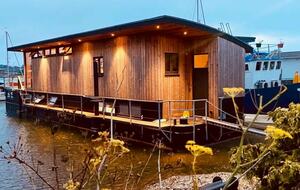 Elegant Houseboat Retreat with Panoramic Harbour Views - Bembridge, Isle of Wight, United Kingdom