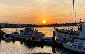Elegant Houseboat Retreat with Panoramic Harbour Views - Bembridge, Isle of Wight, United Kingdom
