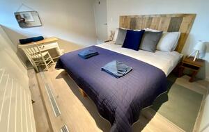 Elegant Houseboat Retreat with Panoramic Harbour Views - Bembridge, Isle of Wight, United Kingdom