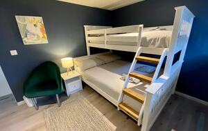 Elegant Houseboat Retreat with Panoramic Harbour Views - Bembridge, Isle of Wight, United Kingdom