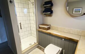 Elegant Houseboat Retreat with Panoramic Harbour Views - Bembridge, Isle of Wight, United Kingdom