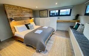 Elegant Houseboat Retreat with Panoramic Harbour Views - Bembridge, Isle of Wight, United Kingdom