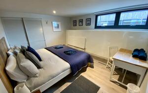 Elegant Houseboat Retreat with Panoramic Harbour Views - Bembridge, Isle of Wight, United Kingdom