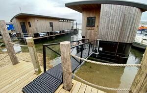 Elegant Houseboat Retreat with Panoramic Harbour Views - Bembridge, Isle of Wight, United Kingdom