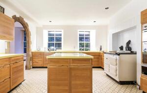 Majestic Halifax Estate with Heated Pool & Panoramic Views - Halifax, United Kingdom