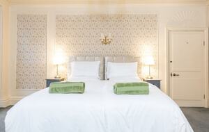 Majestic Halifax Estate with Heated Pool & Panoramic Views - Halifax, United Kingdom