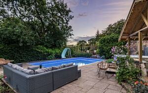 Majestic Halifax Estate with Heated Pool & Panoramic Views - Halifax, United Kingdom