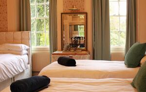 Majestic Halifax Estate with Heated Pool & Panoramic Views - Halifax, United Kingdom