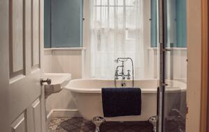 Majestic Halifax Estate with Heated Pool & Panoramic Views - Halifax, United Kingdom