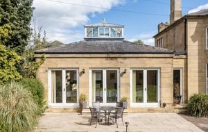 Lavish Estate with Hot Tub & Disco Retreat - Huddersfield, United Kingdom