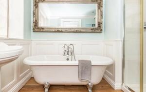 Lavish Estate with Hot Tub & Disco Retreat - Huddersfield, United Kingdom