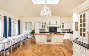 Lavish Estate with Hot Tub & Disco Retreat - Huddersfield, United Kingdom