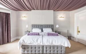 Lavish Estate with Hot Tub & Disco Retreat - Huddersfield, United Kingdom