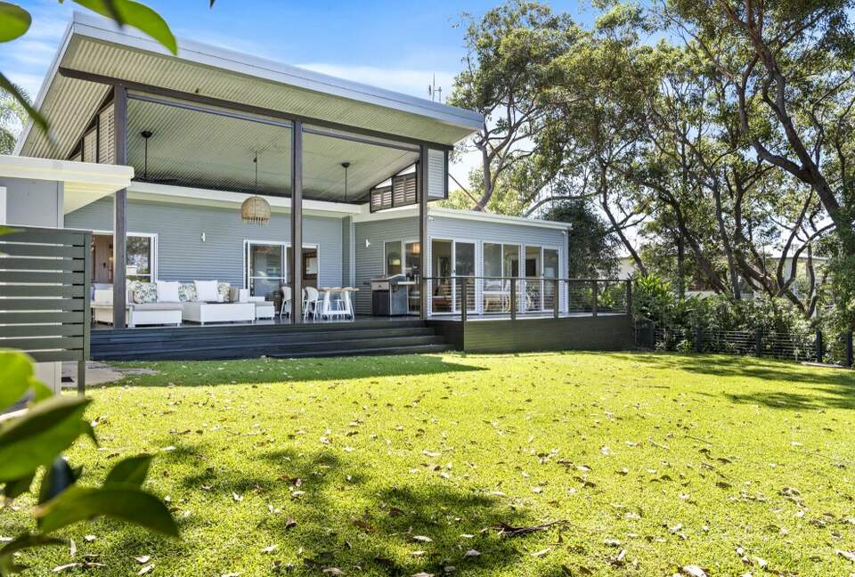 Kirby's Beach Hideaway | Elegant Style Meets Seaside Serenity - Berrara, Australia
