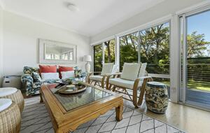 Kirby's Beach Hideaway | Elegant Style Meets Seaside Serenity - Berrara, Australia