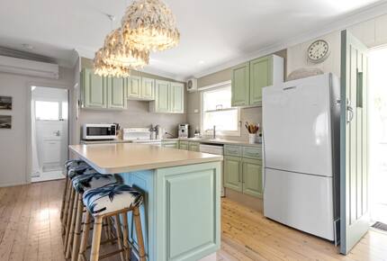 Kirby's Beach Hideaway | Elegant Style Meets Seaside Serenity - Berrara, Australia