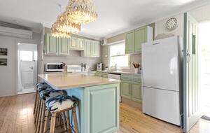 Kirby's Beach Hideaway | Elegant Style Meets Seaside Serenity - Berrara, Australia