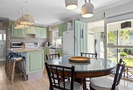 Kirby's Beach Hideaway | Elegant Style Meets Seaside Serenity - Berrara, Australia