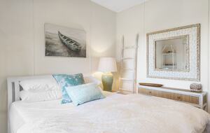 Kirby's Beach Hideaway | Elegant Style Meets Seaside Serenity - Berrara, Australia