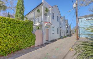 Historic 1880s Downtown Charleston Cottage! - Charleston, South Carolina