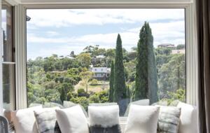 Stylish Sanctuary with Pool, Cinema & Designer Interiors - Mount Martha, Australia