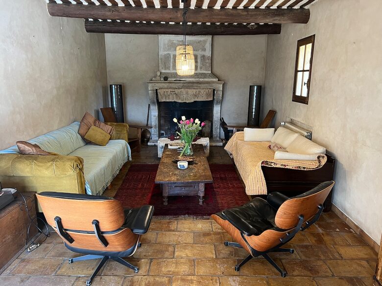 An Authentic Provençal Escape Among the Vineyards - Bonnieux, France