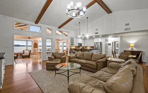 Lakeside Elegance with Game Room & Private Dock - Terrell, North Carolina