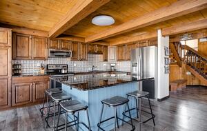 Well-Appointed Townhome Overlooking Dillon Reservoir - Silverthorne, Colorado