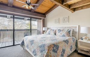 Well-Appointed Townhome Overlooking Dillon Reservoir - Silverthorne, Colorado