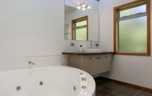 Elevated Living Above the Shores of Lake Taupō - Taupō, New Zealand