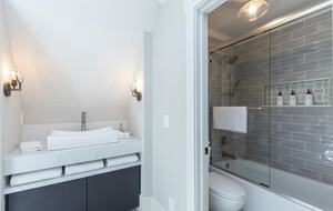 Elegance Meets Nature on the Shores of Lake Hartwell - Lavonia, Georgia