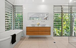 Luxury Tree-Top Retreat in Noosa’s Prestigious Little Cove - Noosa Heads, Australia