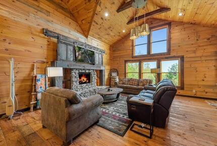 Scenic Ridge-Top Retreat with Designer Interiors & Endless Entertainment - Blue Ridge, Georgia