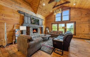 Scenic Ridge-Top Retreat with Designer Interiors & Endless Entertainment - Blue Ridge, Georgia