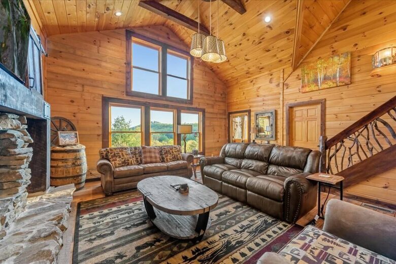 Scenic Ridge-Top Retreat with Designer Interiors & Endless Entertainment - Blue Ridge, Georgia