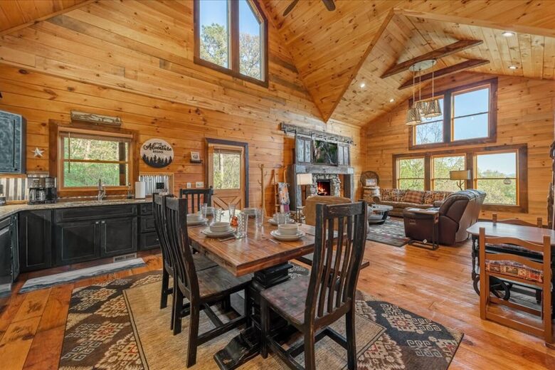 Scenic Ridge-Top Retreat with Designer Interiors & Endless Entertainment - Blue Ridge, Georgia