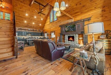 Scenic Ridge-Top Retreat with Designer Interiors & Endless Entertainment - Blue Ridge, Georgia