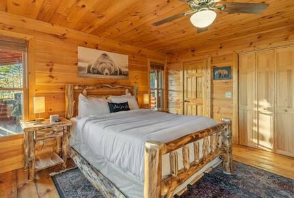 Scenic Ridge-Top Retreat with Designer Interiors & Endless Entertainment - Blue Ridge, Georgia