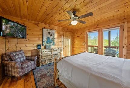 Scenic Ridge-Top Retreat with Designer Interiors & Endless Entertainment - Blue Ridge, Georgia