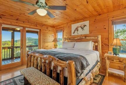 Scenic Ridge-Top Retreat with Designer Interiors & Endless Entertainment - Blue Ridge, Georgia