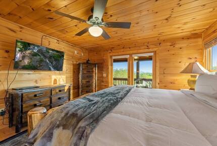 Scenic Ridge-Top Retreat with Designer Interiors & Endless Entertainment - Blue Ridge, Georgia