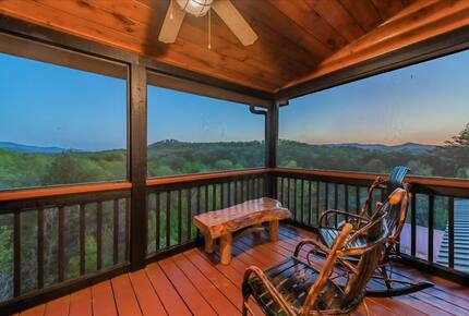 Scenic Ridge-Top Retreat with Designer Interiors & Endless Entertainment - Blue Ridge, Georgia