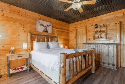 Scenic Ridge-Top Retreat with Designer Interiors & Endless Entertainment - Blue Ridge, Georgia