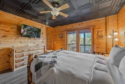 Scenic Ridge-Top Retreat with Designer Interiors & Endless Entertainment - Blue Ridge, Georgia