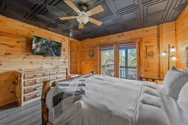 Scenic Ridge-Top Retreat with Designer Interiors & Endless Entertainment - Blue Ridge, Georgia