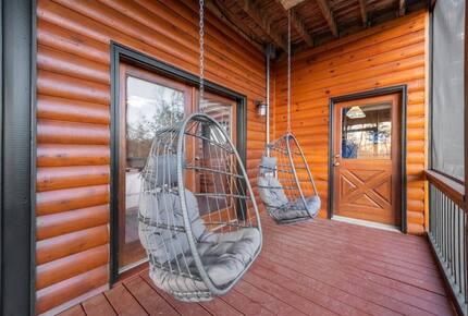 Scenic Ridge-Top Retreat with Designer Interiors & Endless Entertainment - Blue Ridge, Georgia