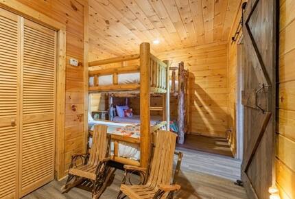 Scenic Ridge-Top Retreat with Designer Interiors & Endless Entertainment - Blue Ridge, Georgia