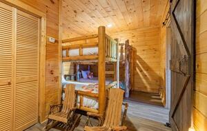 Scenic Ridge-Top Retreat with Designer Interiors & Endless Entertainment - Blue Ridge, Georgia