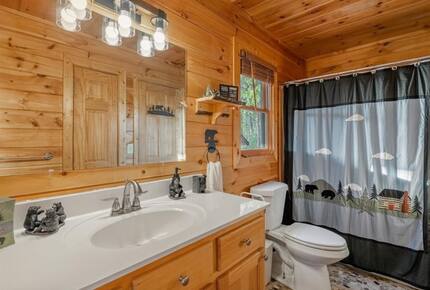 Scenic Ridge-Top Retreat with Designer Interiors & Endless Entertainment - Blue Ridge, Georgia